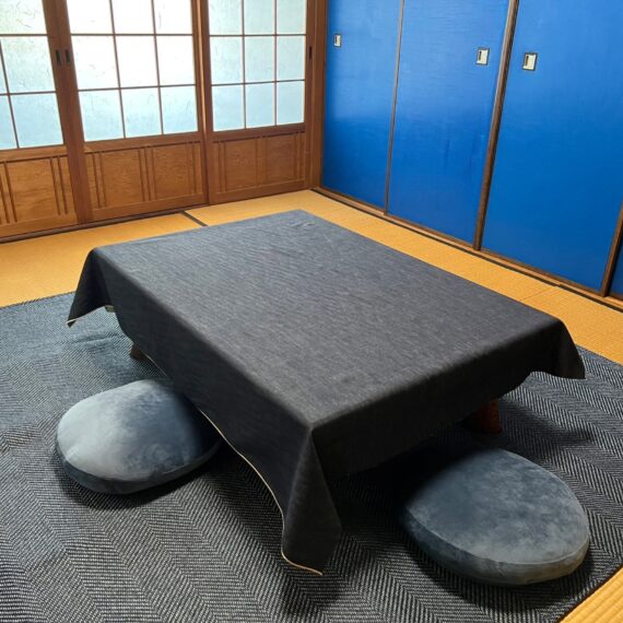 4人収容可能な和室、デニムのテーブルクロス